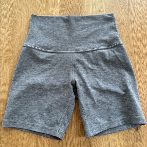 Lululemon align shorts- length 6 size 4 - Picture 2 of 5